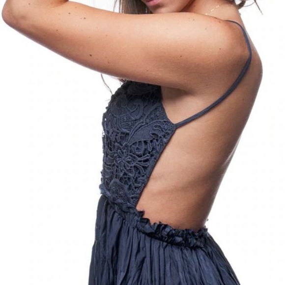 Lulu’s navy blue crinkle fabric w/ lace bodice backless maxi dress boho chic - Picture 1 of 10
